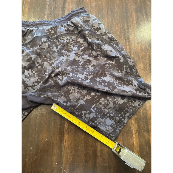 Mens Lululemon shorts size medium. - Picture 4 of 4